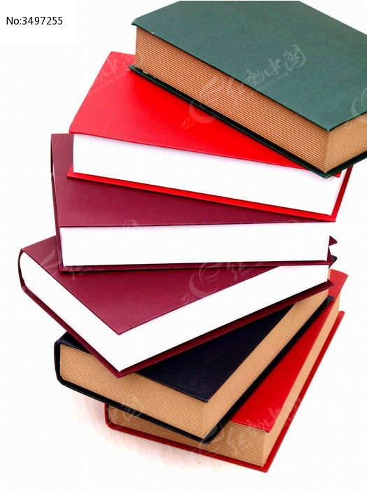 六本凌乱垒起的书籍特写图片