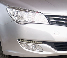 白色汽车车灯特写图片