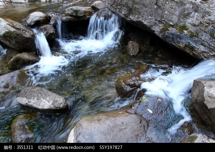 石间水流
