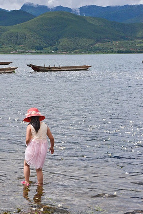 ����ȹ�ӵ�СŮ���ں��߲�ˮ