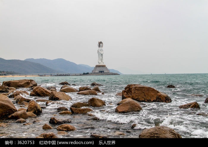 海边的礁石和远方的雕像图片