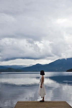 ����ɫȹ�ӵ�Ů��