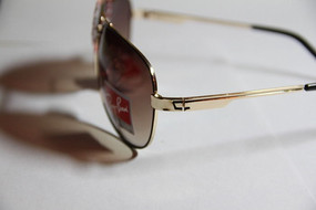 ��ɫ�۾���