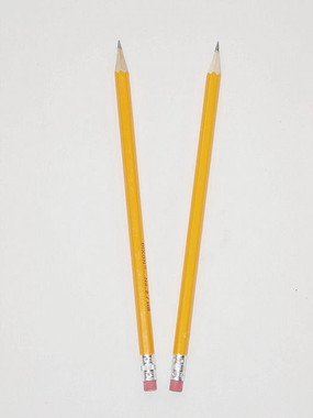 白色背景两支铅笔图片