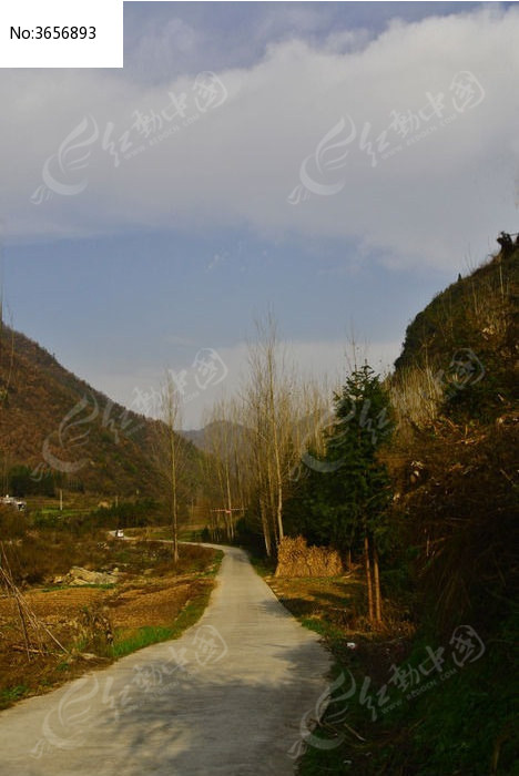 房县村头的水泥公路