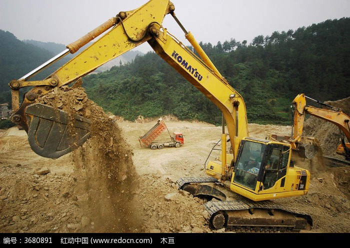 挖土机正在施工现场开山图片