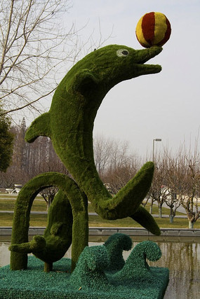 海豚顶球绿色雕塑