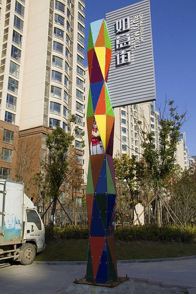 广场里的彩色柱子