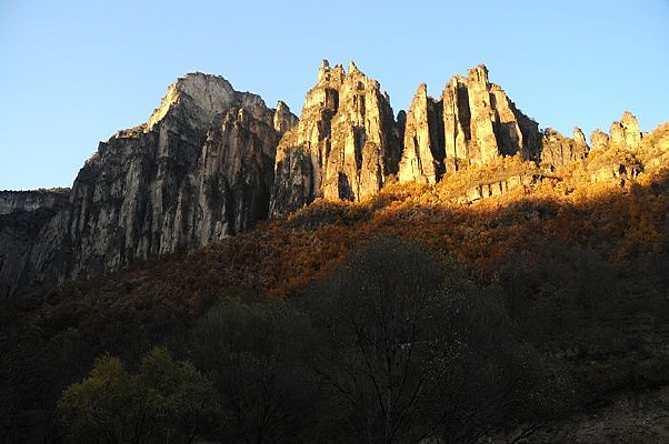 ��ɫ��ɽ��