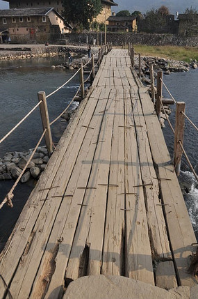 广场里的一座木板桥