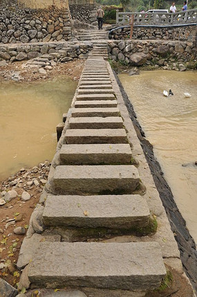 水上石桥正面特写