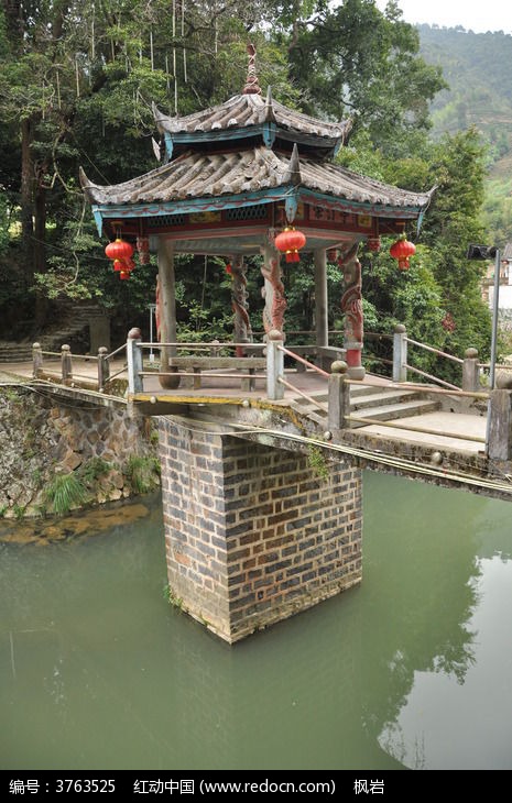 有亭子的桥