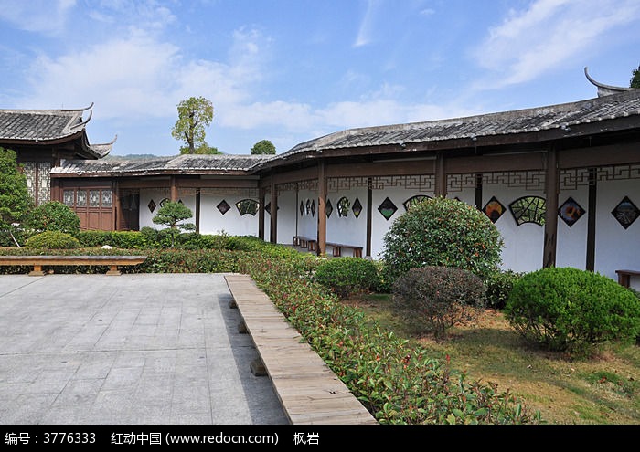 南方青瓦白墙廊道