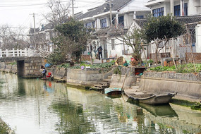 �ӱ�ϴ�µ�Ů��