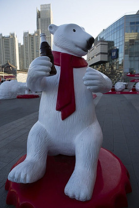 一头北极熊雕塑近影