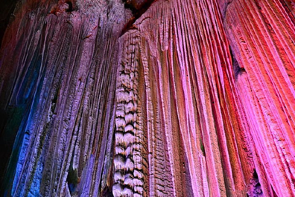 ��ɫ��ʯ��Ѩ