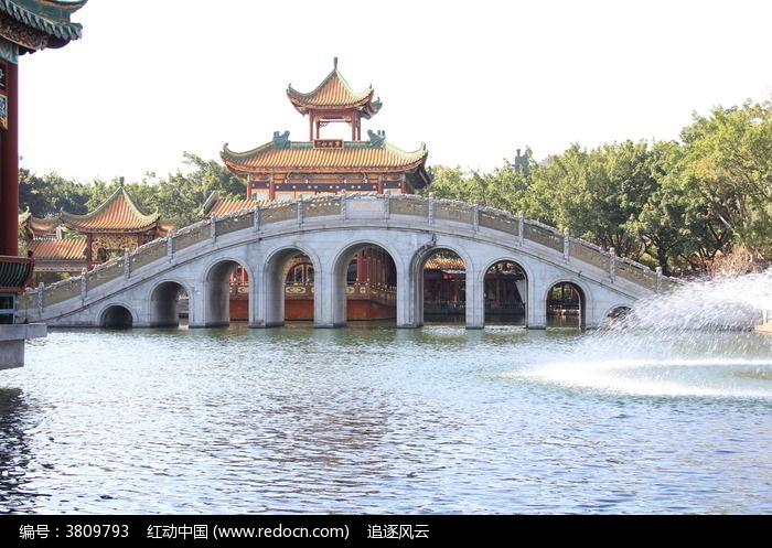 漂亮的拱桥建筑图片