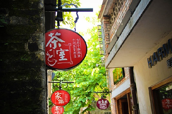 ��ɫ���·��