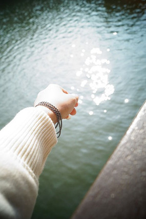 垂在湖面上的手