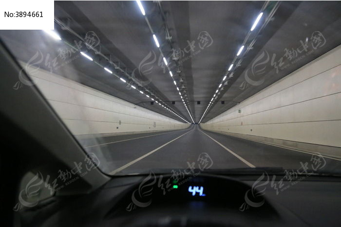 汽车行驶在隧道中