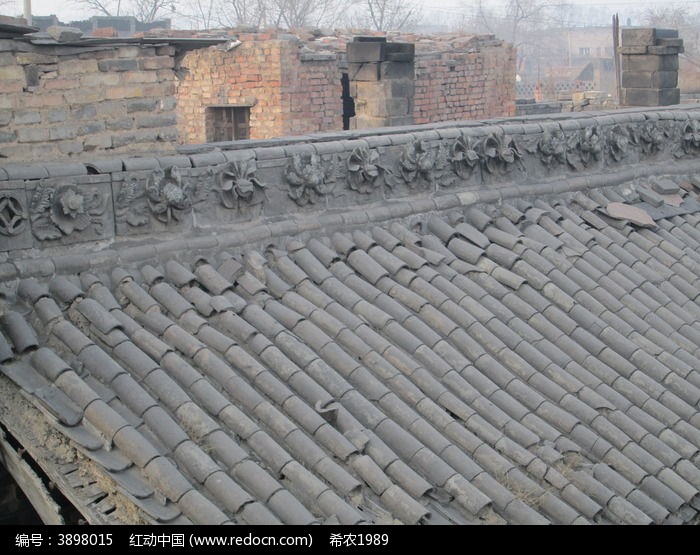 剥落的瓦砾房顶