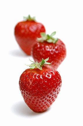 三颗草莓特写