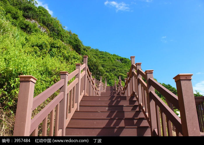 建在山腳的木棧道