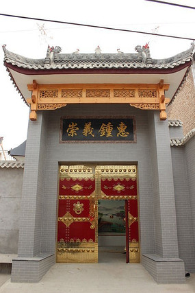 北方民居楼门正面照