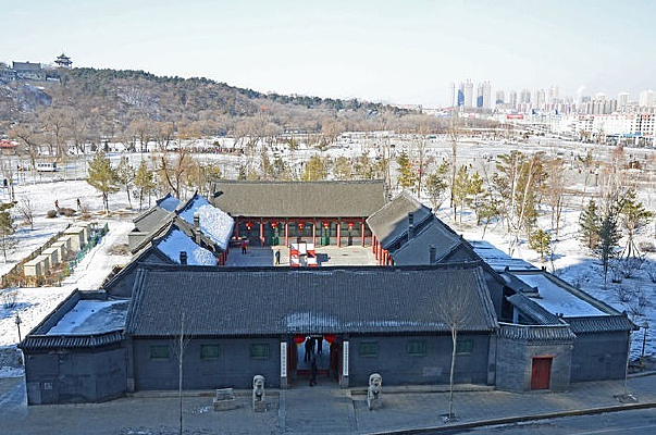 ���岩���