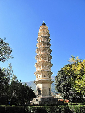 绿植围绕的小塔