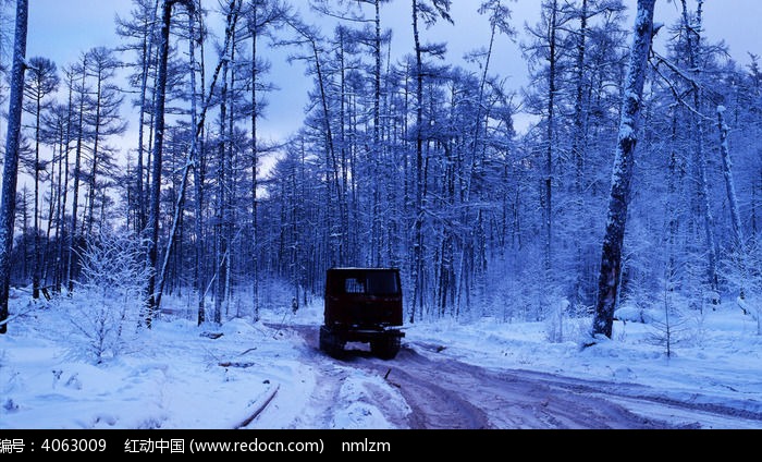 ��������ʻ�����ѵ�ѩ·ͼƬ