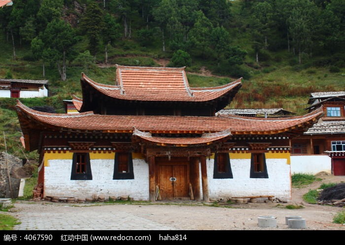 坐落在山下的藏族寺庙