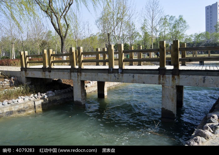 兩島相聯的小石橋