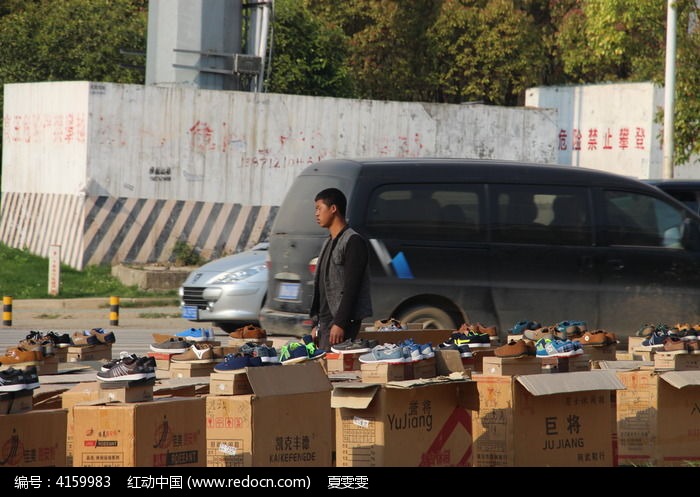 路边摆摊卖鞋子的男人图片