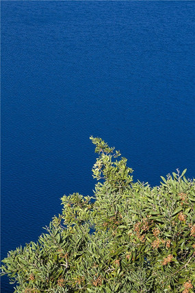 迷人的蓝湖与蔚蓝色的湖水