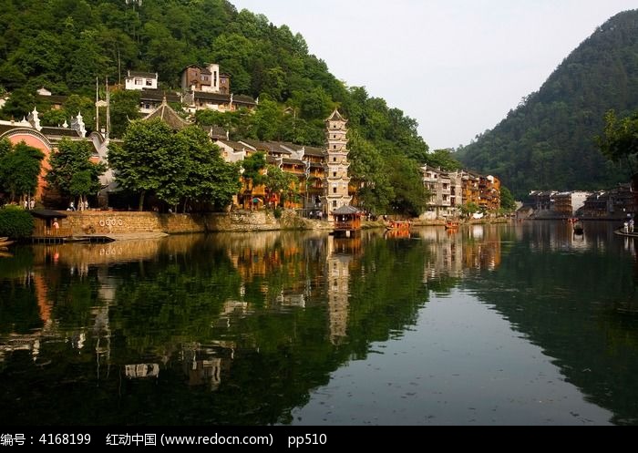 凤凰水边石塔