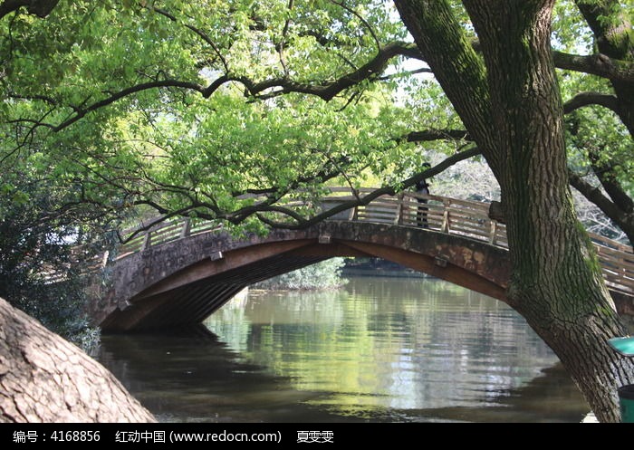 小河上的拱橋