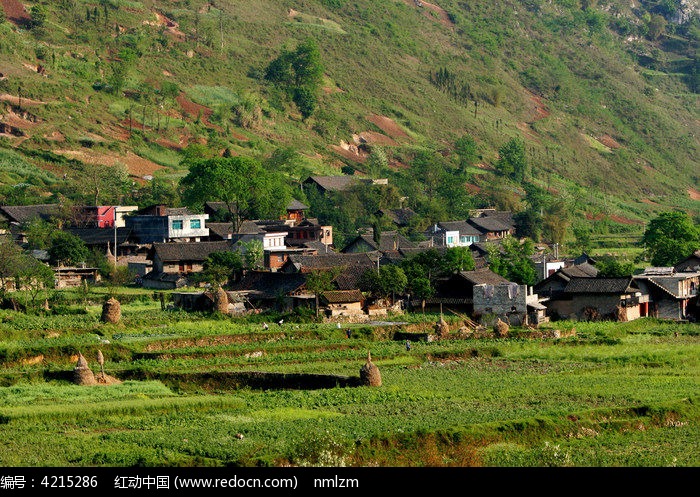 坐落在大山里的村庄图片