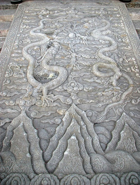 北京故宫里宫殿前的雕龙石刻