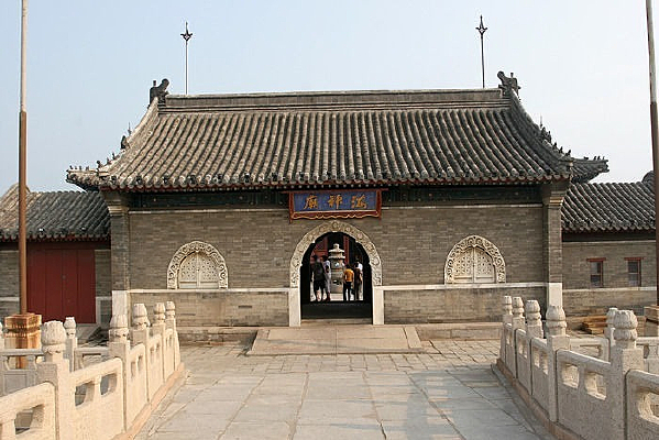 ɽ������������