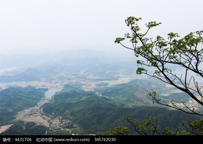 俯拍山下的水库