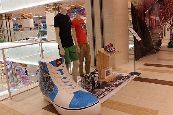 �˶�Ʒ��չ̨����