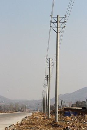 道路旁的高压电力线路