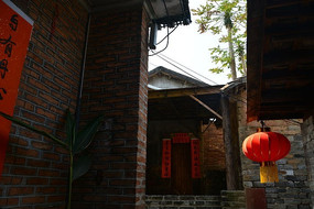彨