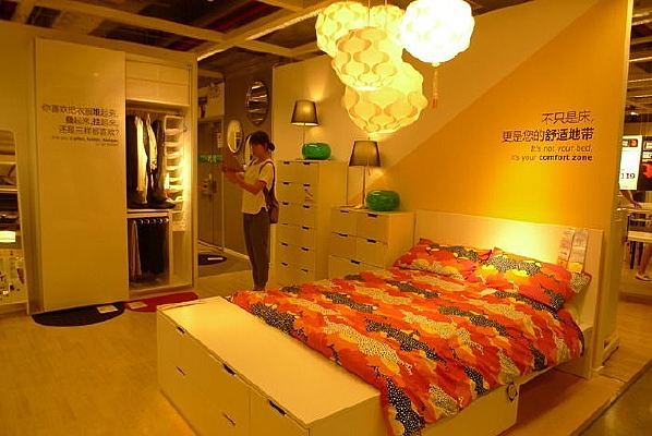 ��ɫ����