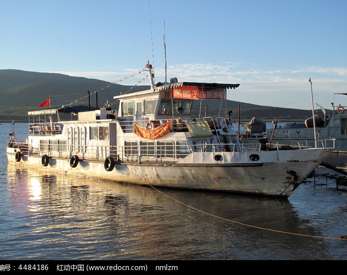 停靠乌苏里江的旅游船