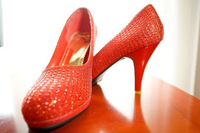 ���ﴩ�ĺ�ɫ�߸�Ь