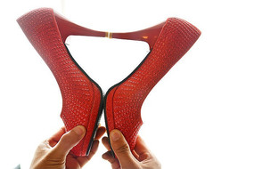 չʾ���ﴩ�ĺ�ɫ�߸�Ь