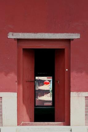 古建筑大门外的风光