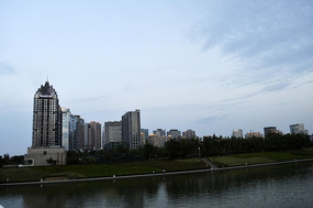 ҹɫ�¶��з��